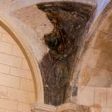 ...i cui originari affreschi ancora si intravedono sulle pietre angolari del soffitto